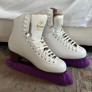 JACKSON White Women's Figure Skates with Gold Logo